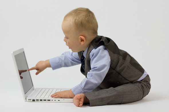 I hvilken alder skal barn bli utsatt for teknologi? [Du fortalte oss] laptop baby1