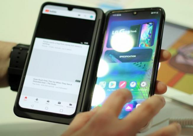Dette er et bilde av en LG-foldetelefon med to skjermer