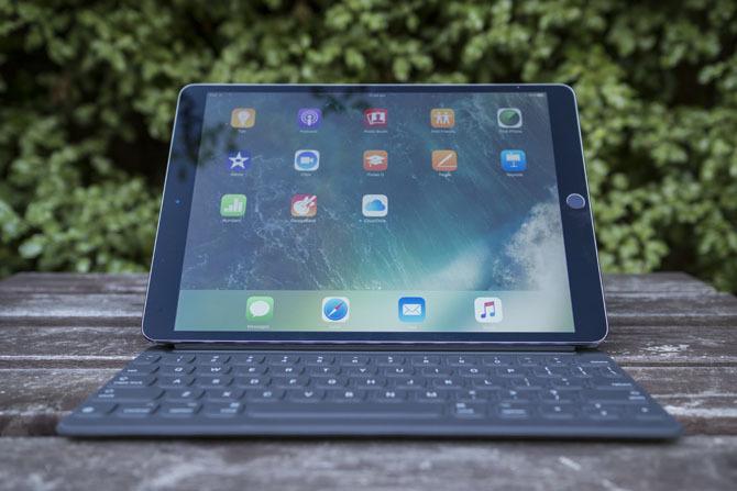 iPad Pro 10.5 gjennomgang: Er den beste iPad bra nok? ipad pro 105 stand2