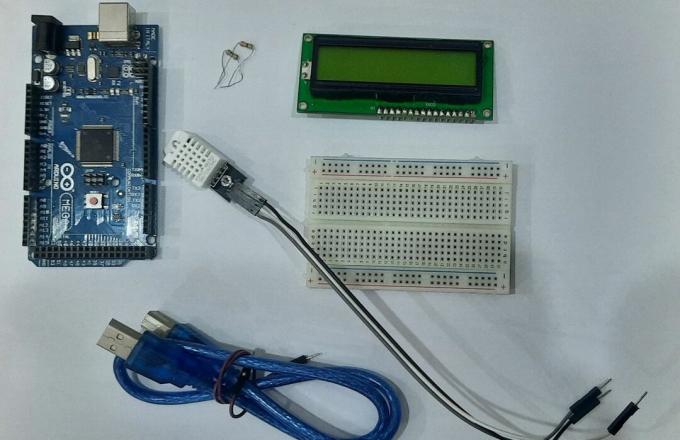 Arduino Mega med sensor, LCD, breadboard, motstander og kontakter