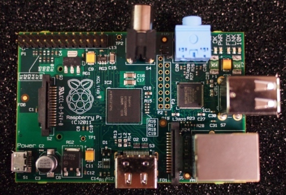 Raspberry Pi - En størrelse med kredittkort ARM-datamaskin - din for bare $ 25 bringebær pi betaboard