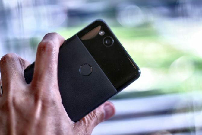 Google Pixel 2-anmeldelse: Er dette den beste smarttelefonen noensinne? google pixel 2 holder i hånden 670x447