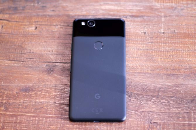 Google Pixel 2-anmeldelse: Er dette den beste smarttelefonen noensinne? google pixel 2 hybrid metallbelegg falske 670x447