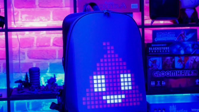 Divoom Pixoo Backpack: Light Up The World (med Pixel Art) pixoo-ryggsekk emoji 670x377