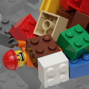 Lær grunnleggende DIY ferdigheter på nettet med YouTube som bygger lego murstein