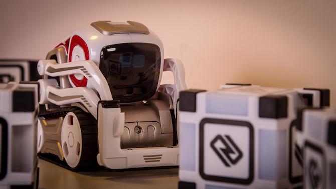 Denne leketøyroboten har et eget liv: Anki Cozmo Review Cozmo 4