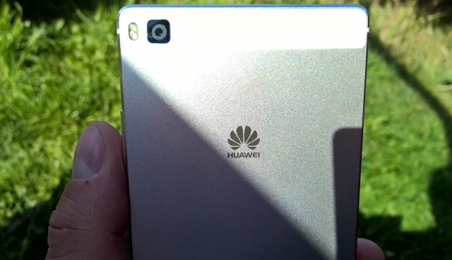 BUO-hardwarereviews-huaweip8-back