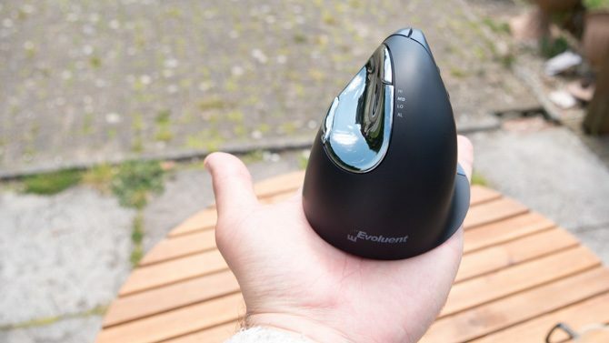 Evoluent Vertical Mouse: Gjør håndleddet en fordel og kjøp denne musen. Vertikal musdesignstørrelse i hånden 670x377