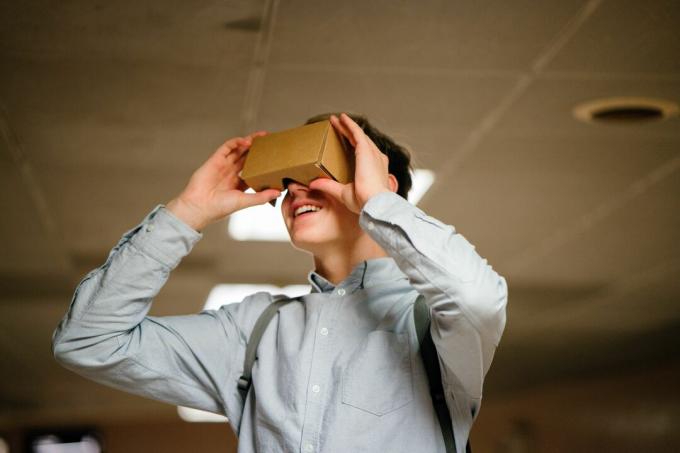 Mann som bruker Google Cardboard