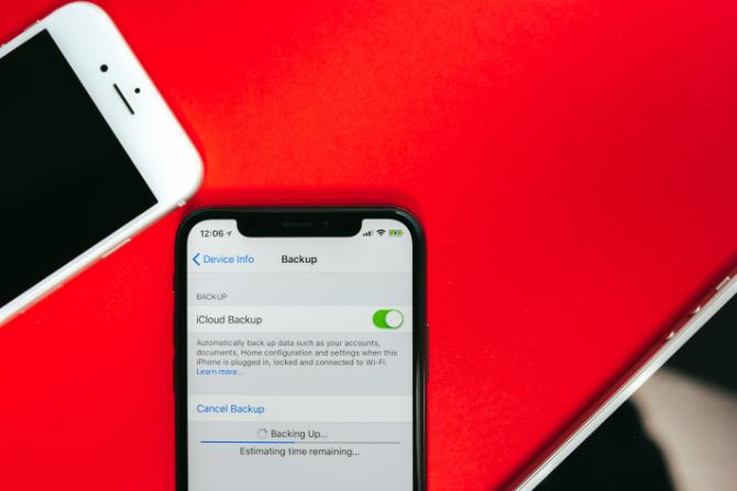 iPhone oppretter en iCloud-sikkerhetskopi