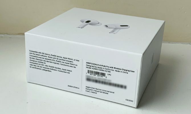 AirPods-boks som viser strekkoden for serienummer