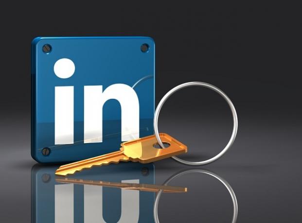 3d illustrasjon av en stor messingnøkkel som ligger foran en oppreist LinkedIn-logo med nagler