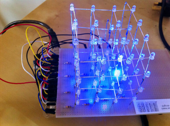 Hvordan lage en pulserende Arduino LED-kube som ser ut som den kom fra fremtiden 4x4x4 ledet terning ferdig