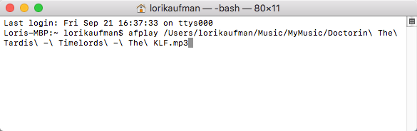 Spill av en lydfil ved å spille av på kommandolinjen på Mac