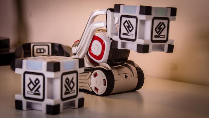 Denne leketøyroboten har et eget liv: Anki Cozmo Review Cozmo 5