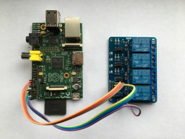 Raspberry Pi koblet til et stafettkort