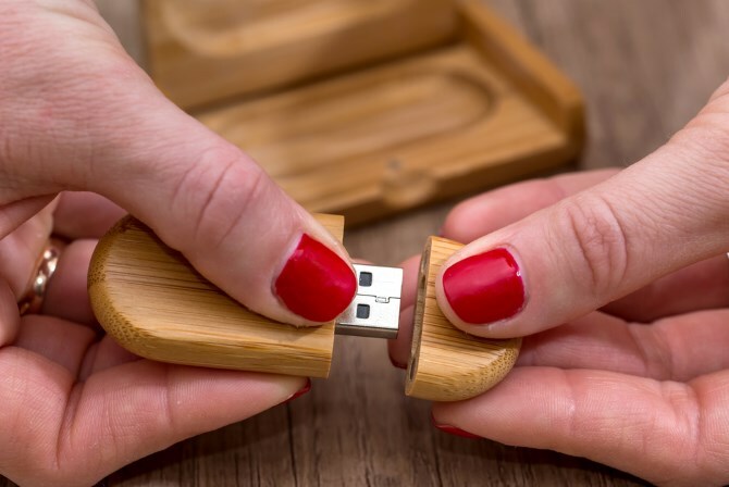 Tre-USB åpnet med hender