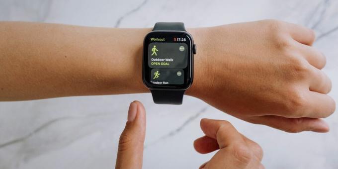 En Apple Watch med sportsbånd som viser en utendørs turtrening